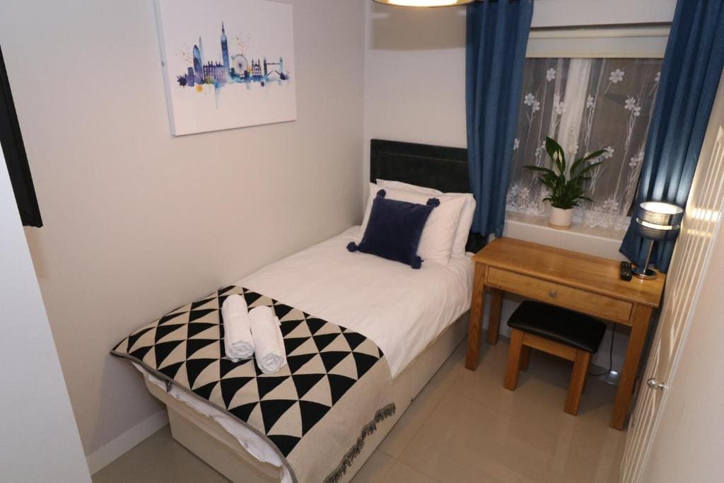 Single Room with Bathroom room - Image 3