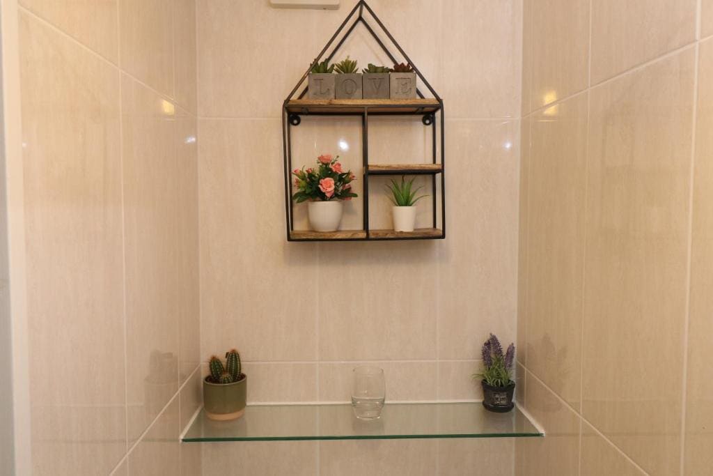 Single Room with Bathroom room - Image 1