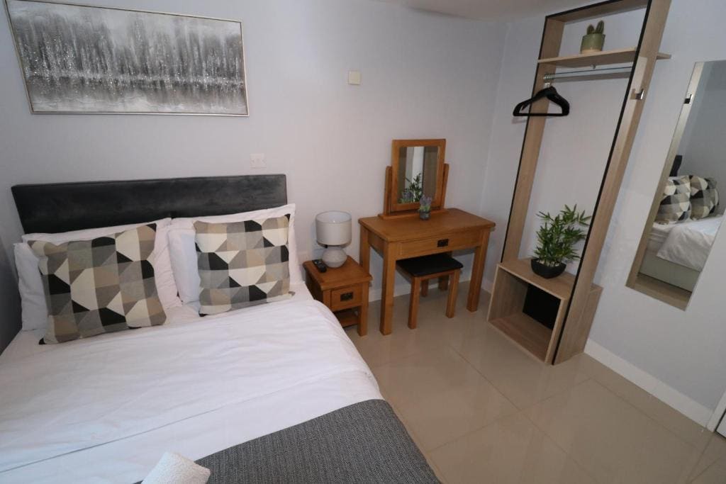 Small Double Room room - Image 3
