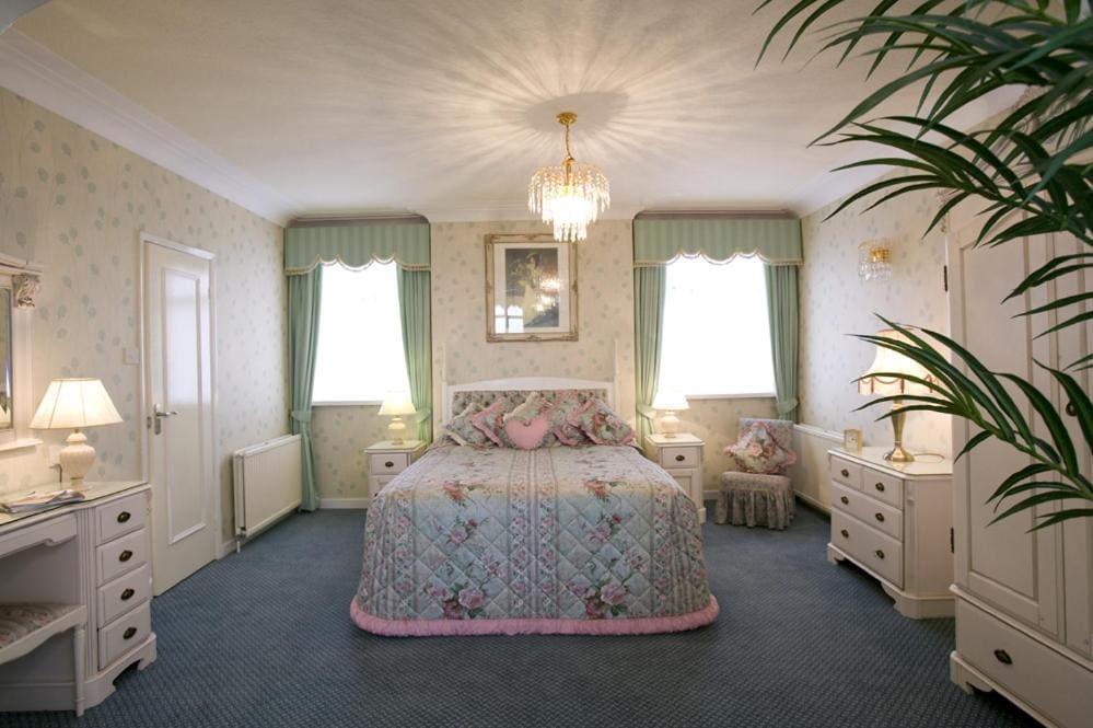 Suite with Double Bed - Sea View room - Image 3