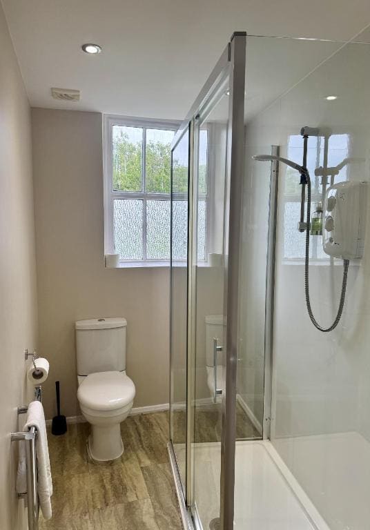 Twin Room with Shower room - Image 3