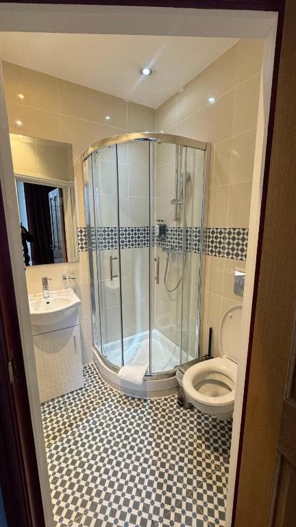 Single Room with Private Bathroom room - Image 3