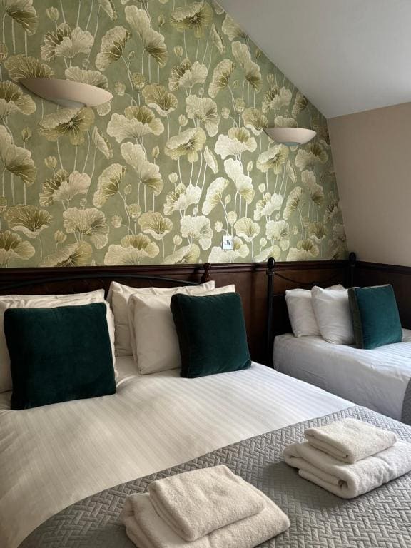 Triple Room with Private Bathroom room - Image 1