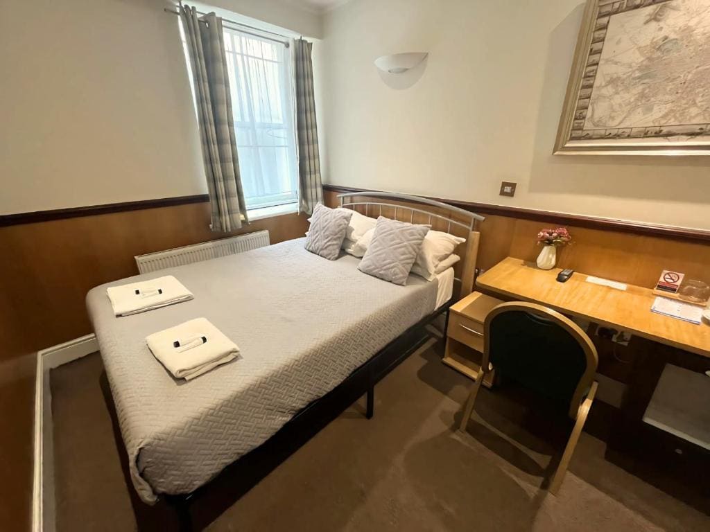 Double Room with Private Bathroom room - Image 1