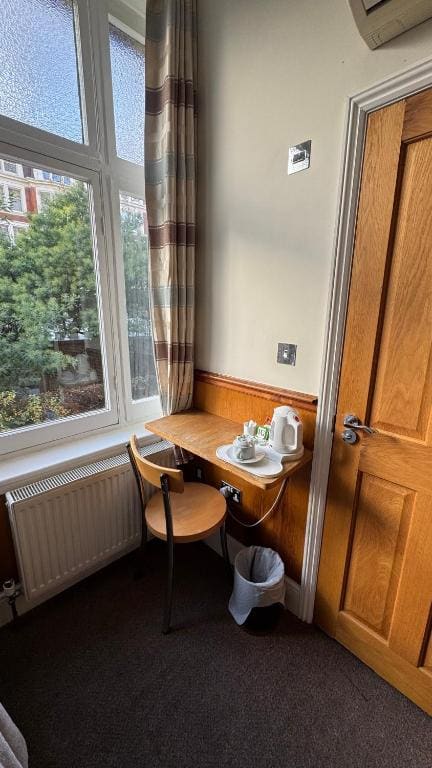 Single Room with Private Bathroom room - Image 2