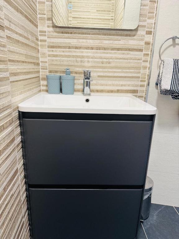 Single Room with Private Bathroom room - Image 3