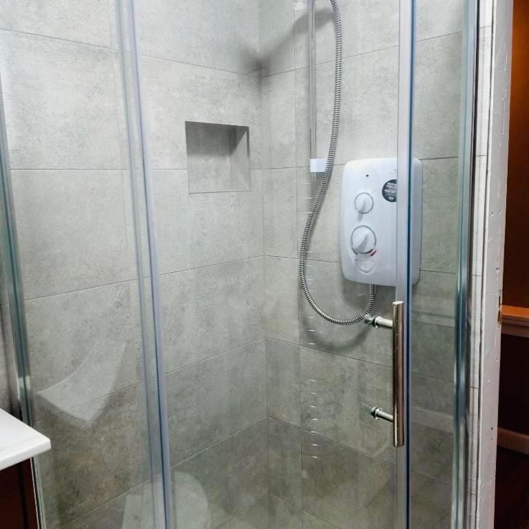 Twin Room with Shared Bathroom room - Image 2