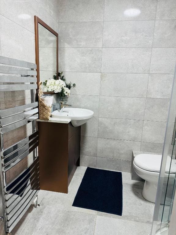 Twin Room with Shared Bathroom room - Image 3