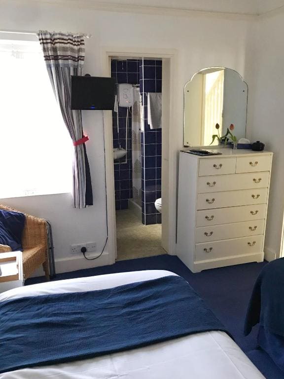 Twin Room with Shower room - Image 1