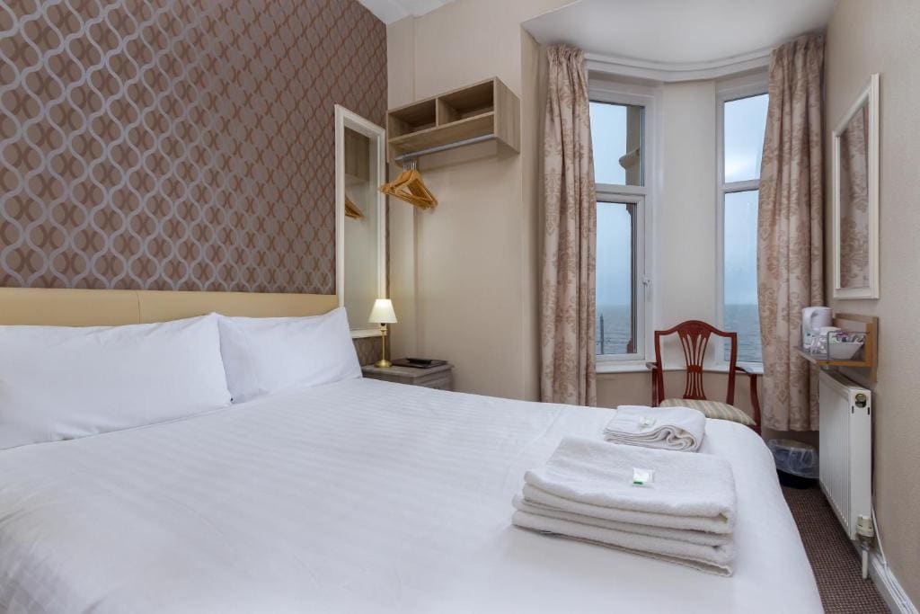 Small Double Room with Sea View room - Image 3