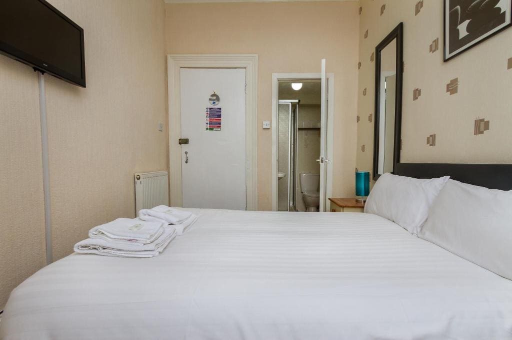 Small Double Room with Sea View room - Image 1