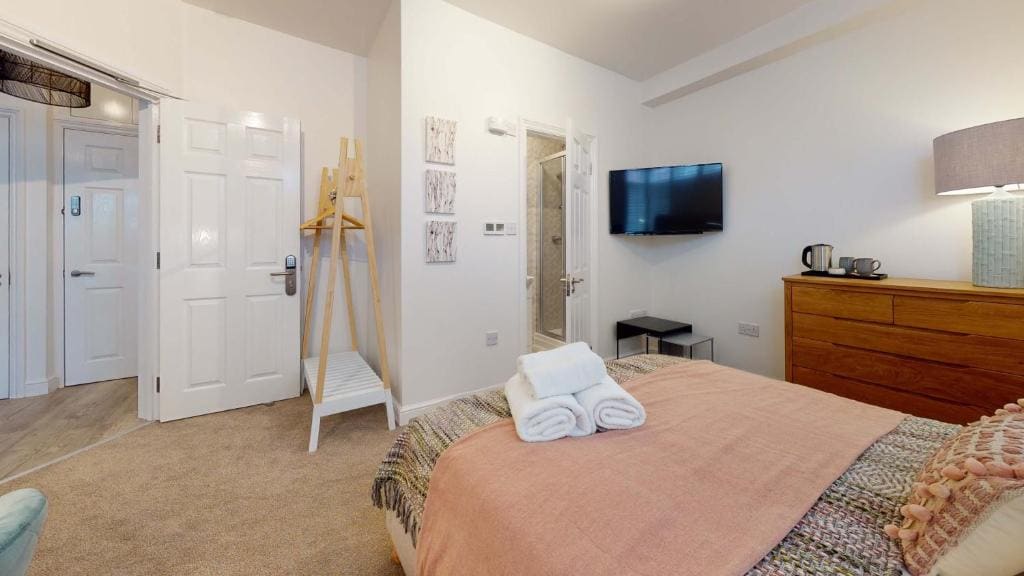Vacation Home room - Image 1