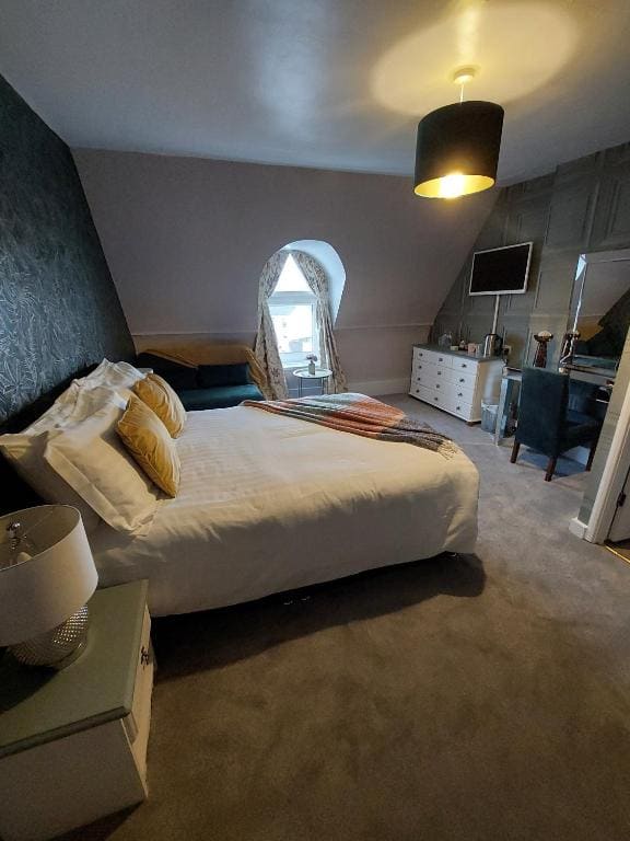 Deluxe Double Room with Shower room - Image 2