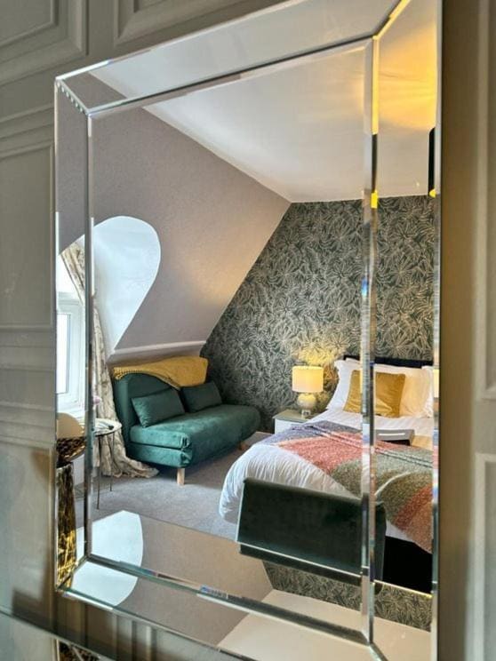 Deluxe Double Room with Shower room - Image 3