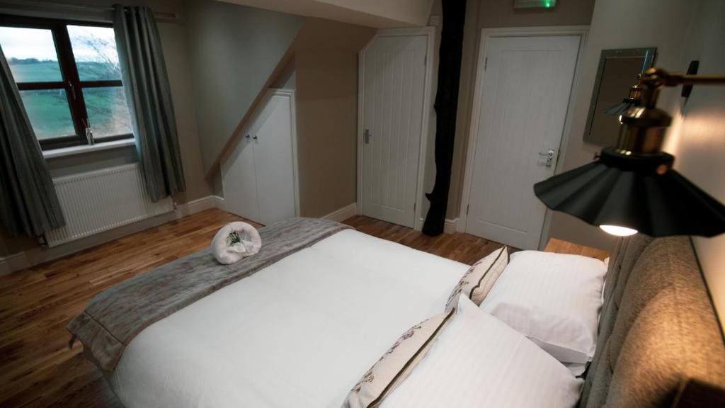 Deluxe Double Room with Bath room - Image 2