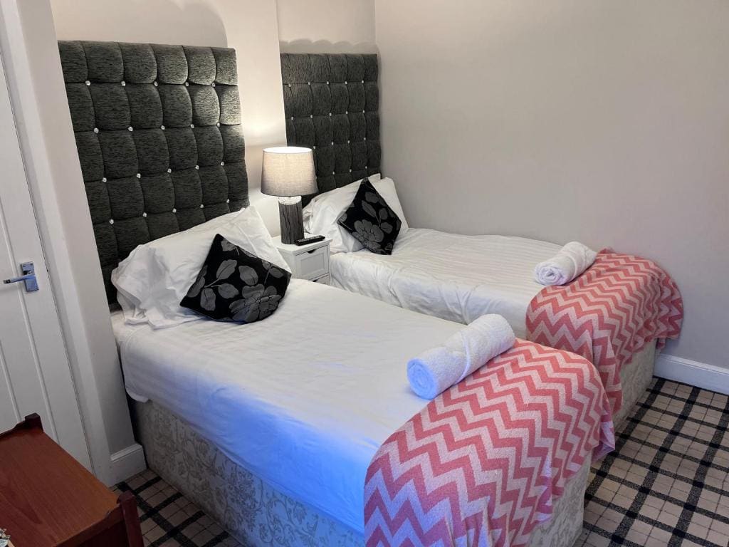 Budget Small Twin Room room - Image 3
