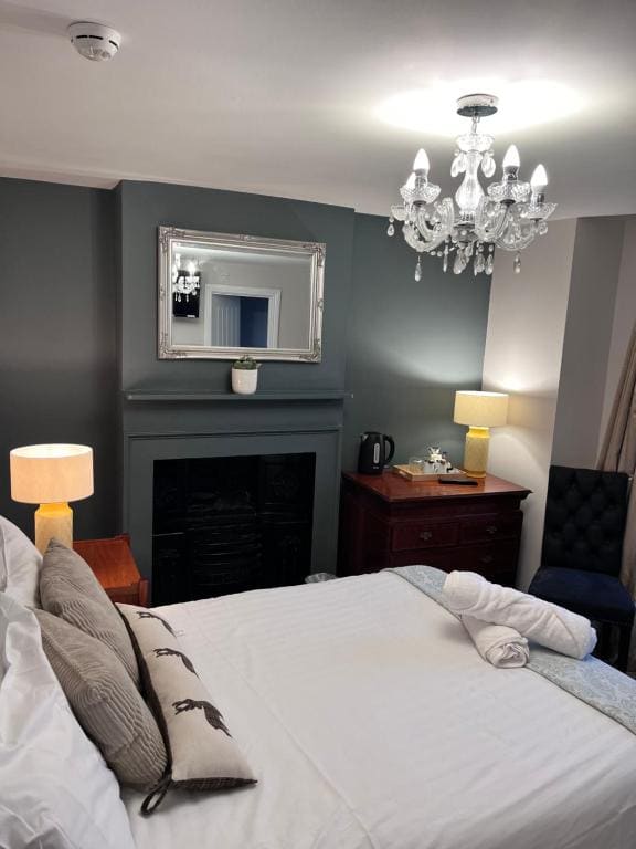 Deluxe Double Room with Shower room - Image 2