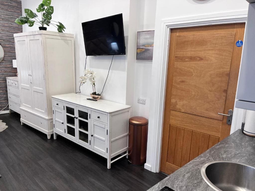 One-Bedroom Apartment room - Image 3
