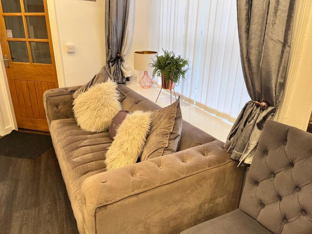 One-Bedroom Apartment room - Image 2