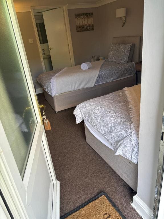 Budget Twin Room room - Image 2