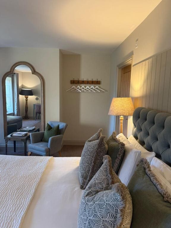 Deluxe King Suite room - Image 3