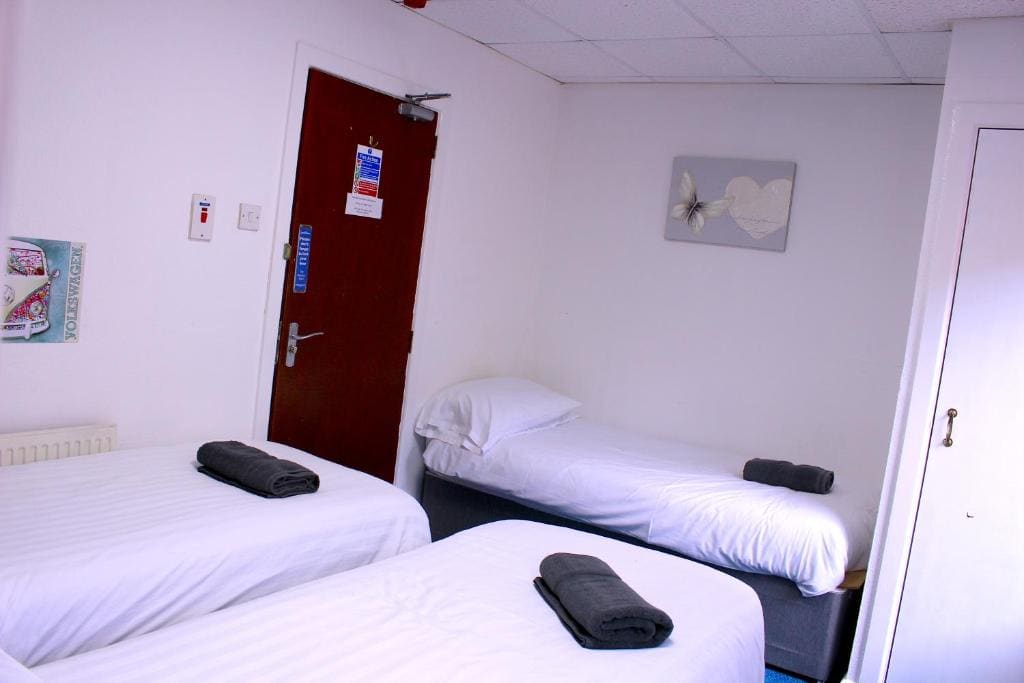 Triple Room with Shower room - Image 2