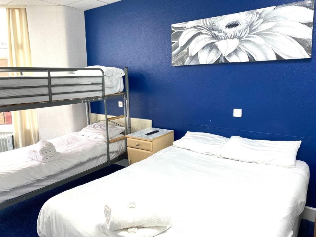 Classic Quadruple Room room - Image 3