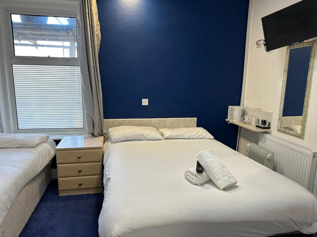 Triple Room with Shower room - Image 1