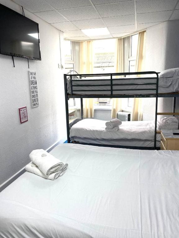 Classic Quadruple Room room - Image 2