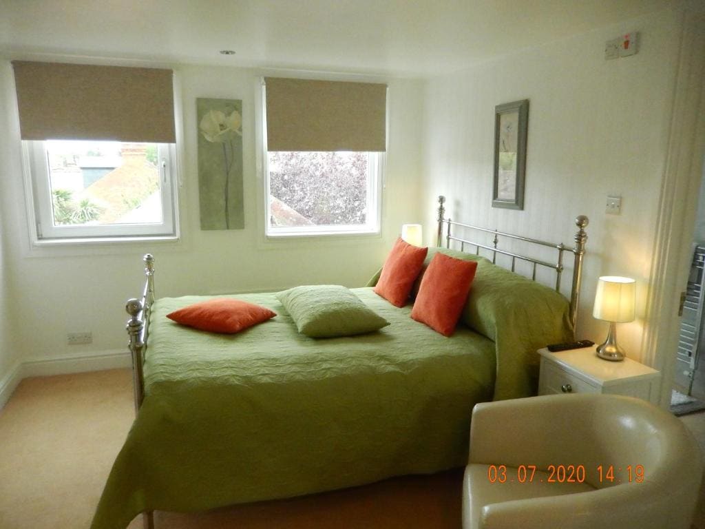 Deluxe Double Room with Shower room - Image 3