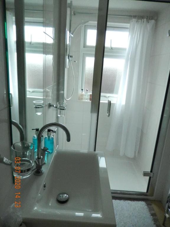 Deluxe Double Room with Shower room - Image 2