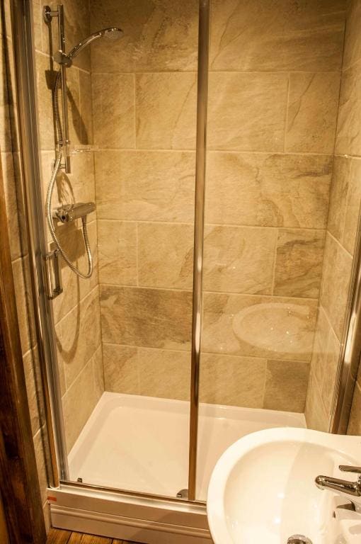 Deluxe Double Room with Shower room - Image 3
