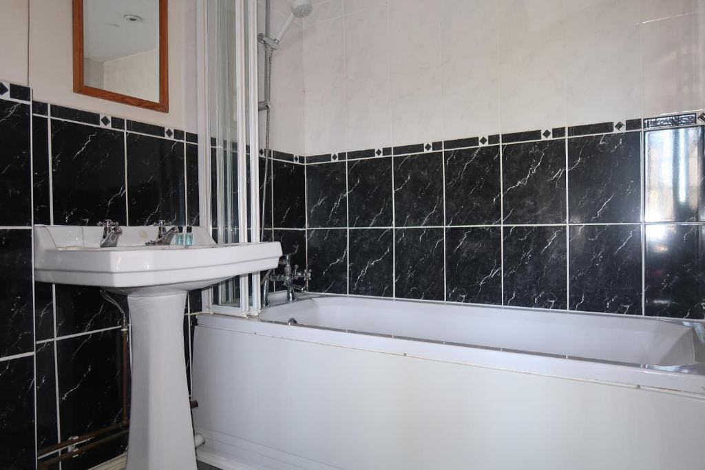Twin Room with Private Bathroom room - Image 2