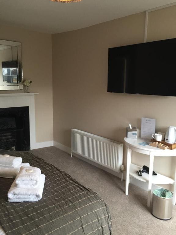 Deluxe Double Room with Shower room - Image 2