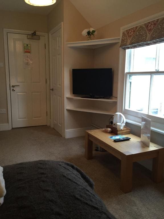 Single Room with Shower room - Image 2