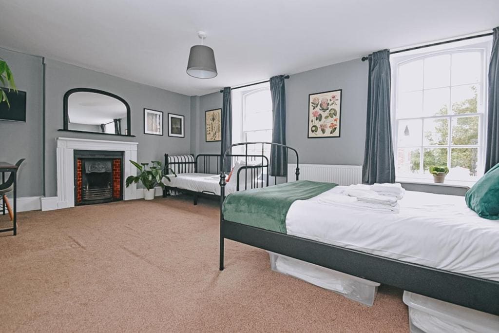 Deluxe Quadruple Room room - Image 1