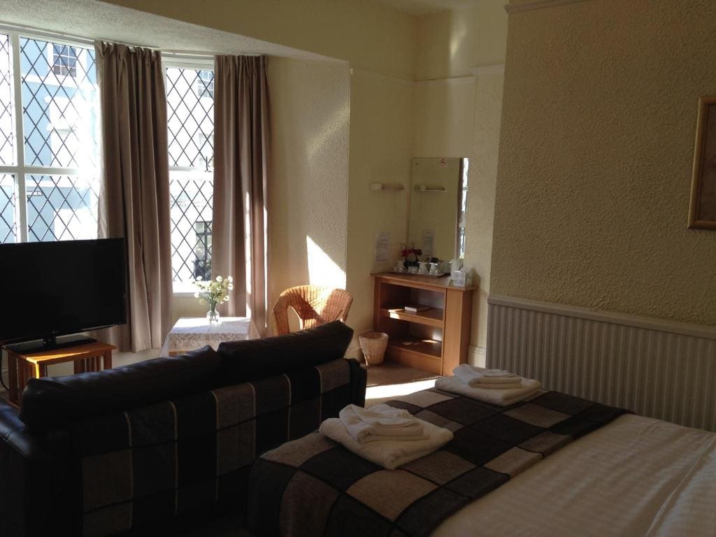 Deluxe Family Suite room - Image 3