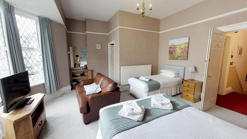 Deluxe Family Suite room - Image 2