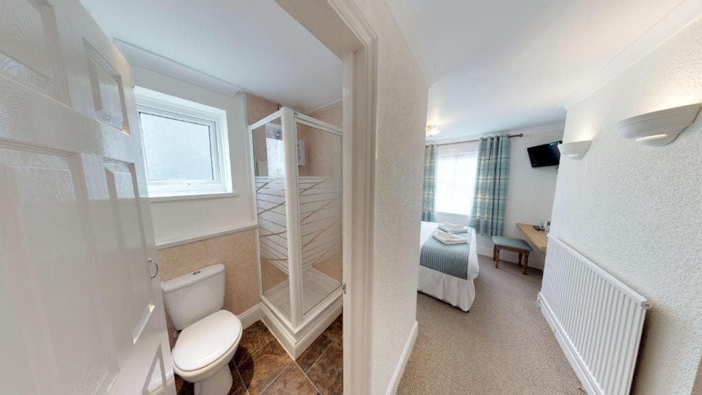 Double Room with Ensuite room - Image 1