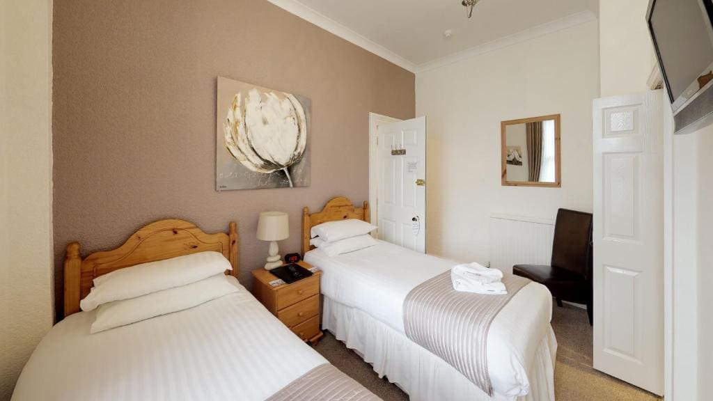 Twin Room with Bathroom room - Image 3