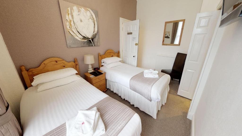 Twin Room with Bathroom room - Image 1