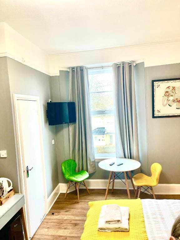 Family Room room - Image 3
