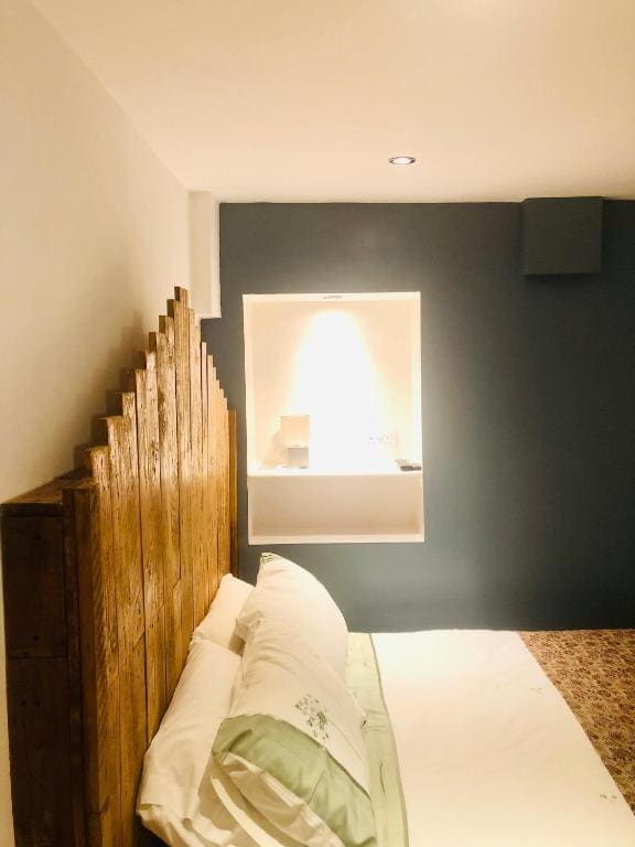 One-Bedroom Apartment room - Image 2