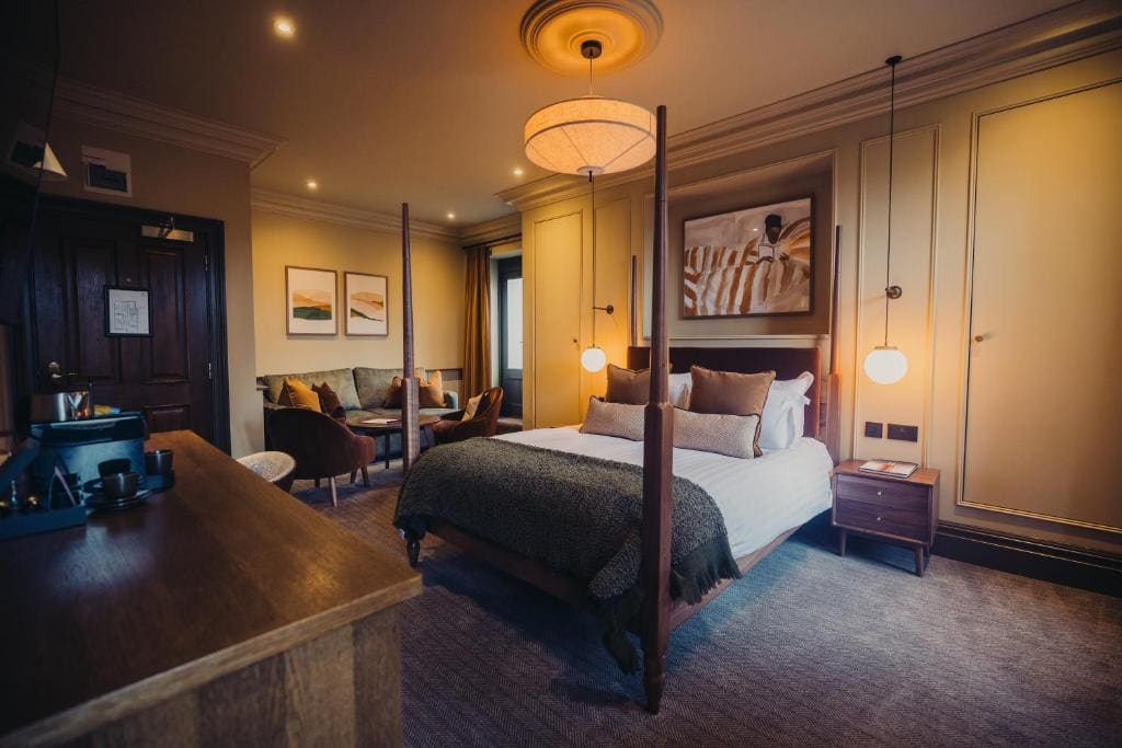 Deluxe Family Room room - Image 1