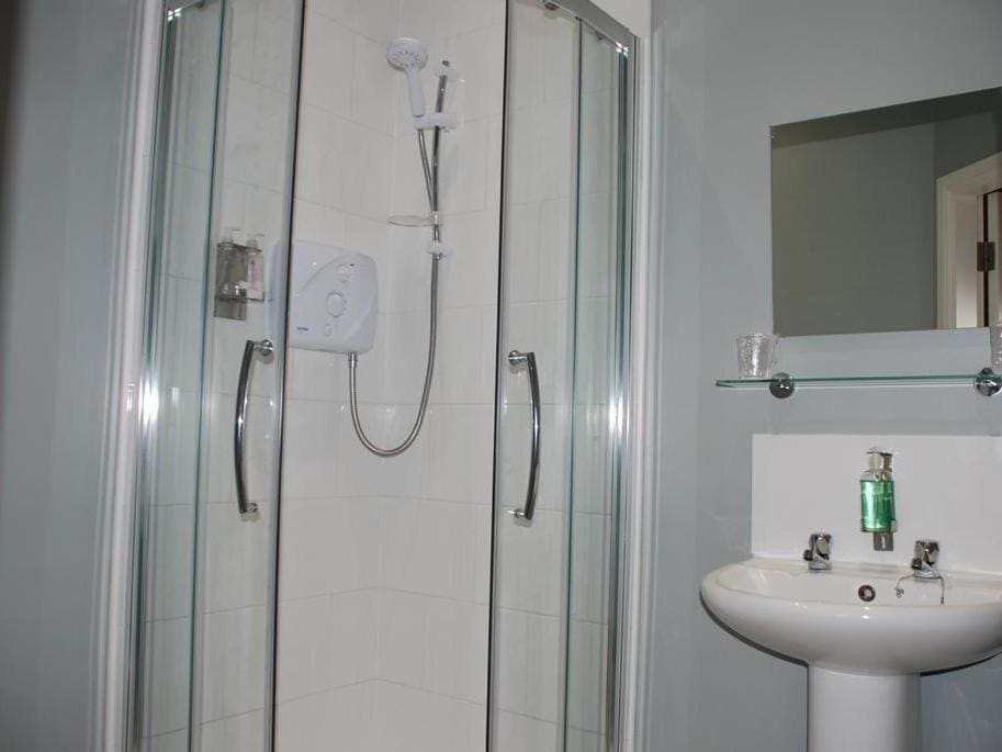 Twin Room with Shower room - Image 3
