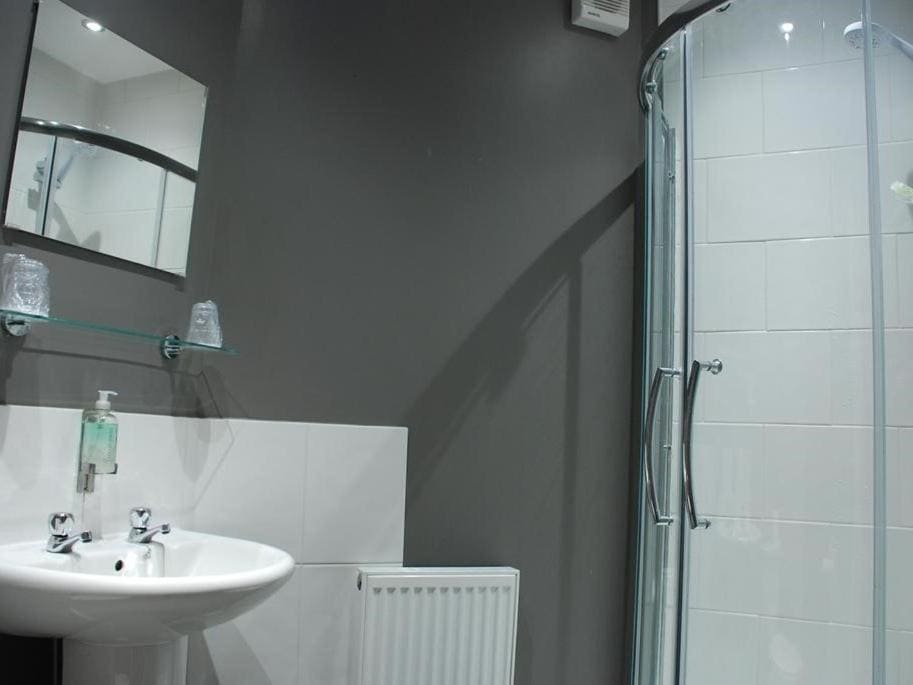 Twin Room with Shower room - Image 2