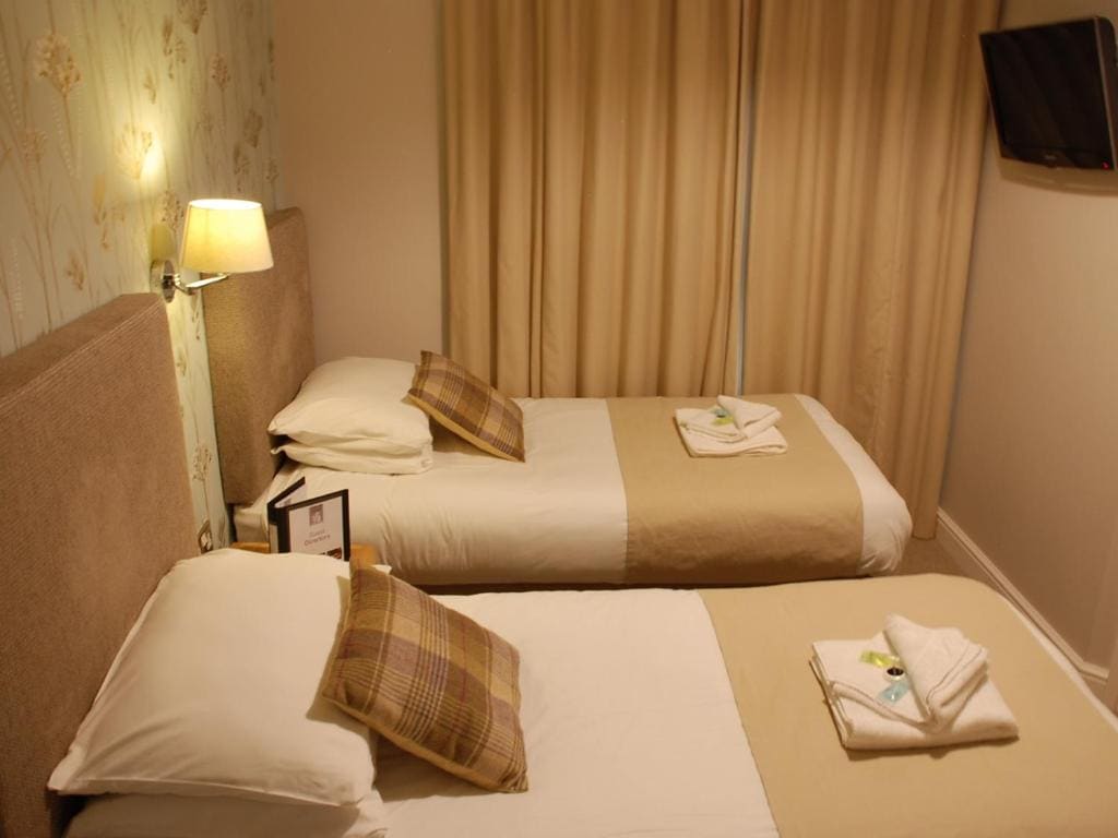 Twin Room with Shower room - Image 1