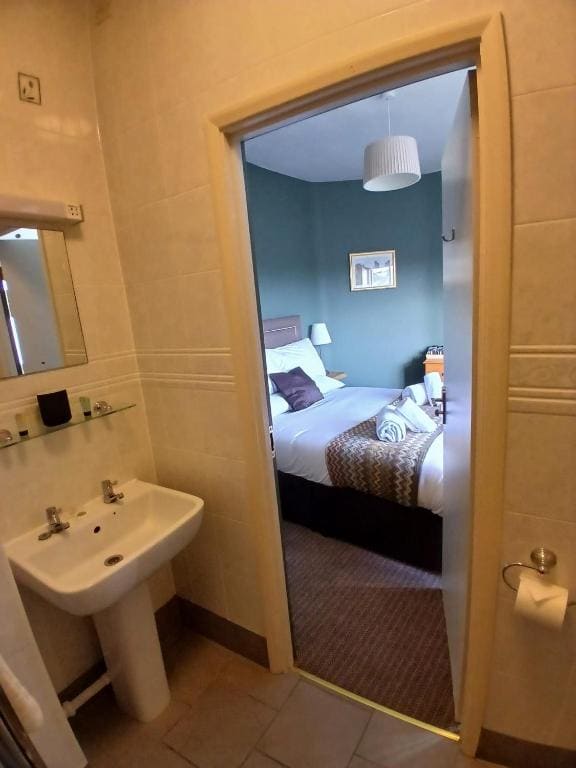 Double Room with Private Bathroom room - Image 2