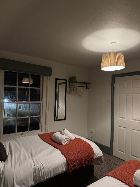 Twin Room with Shower room - Image 3