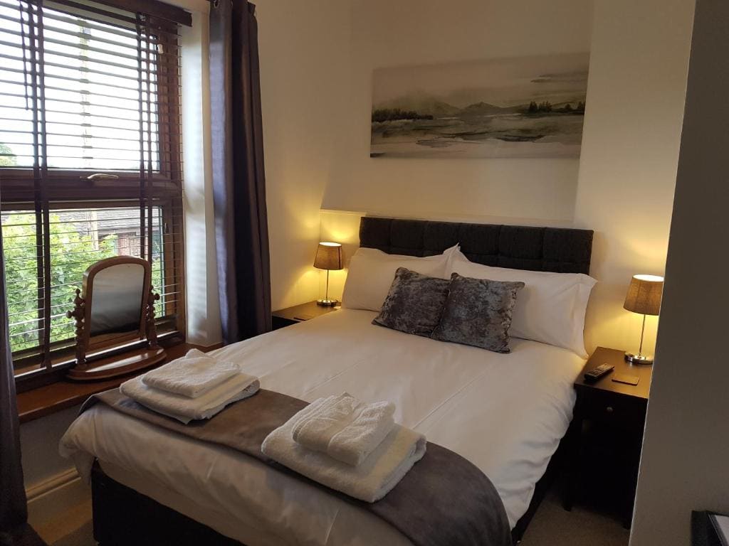 Double Room with Private External Bathroom room - Image 2